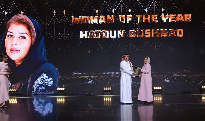 خلال تسليم الجائزة للسيدة هتون بوشناق